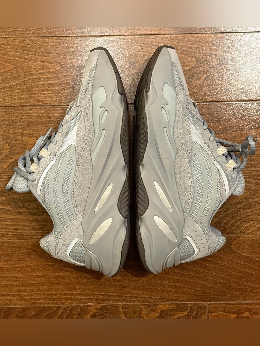 YEEZY 700 V2 Hospital Blue YOUTH US 5.5 / W US 7 - Picture 3 of 8
